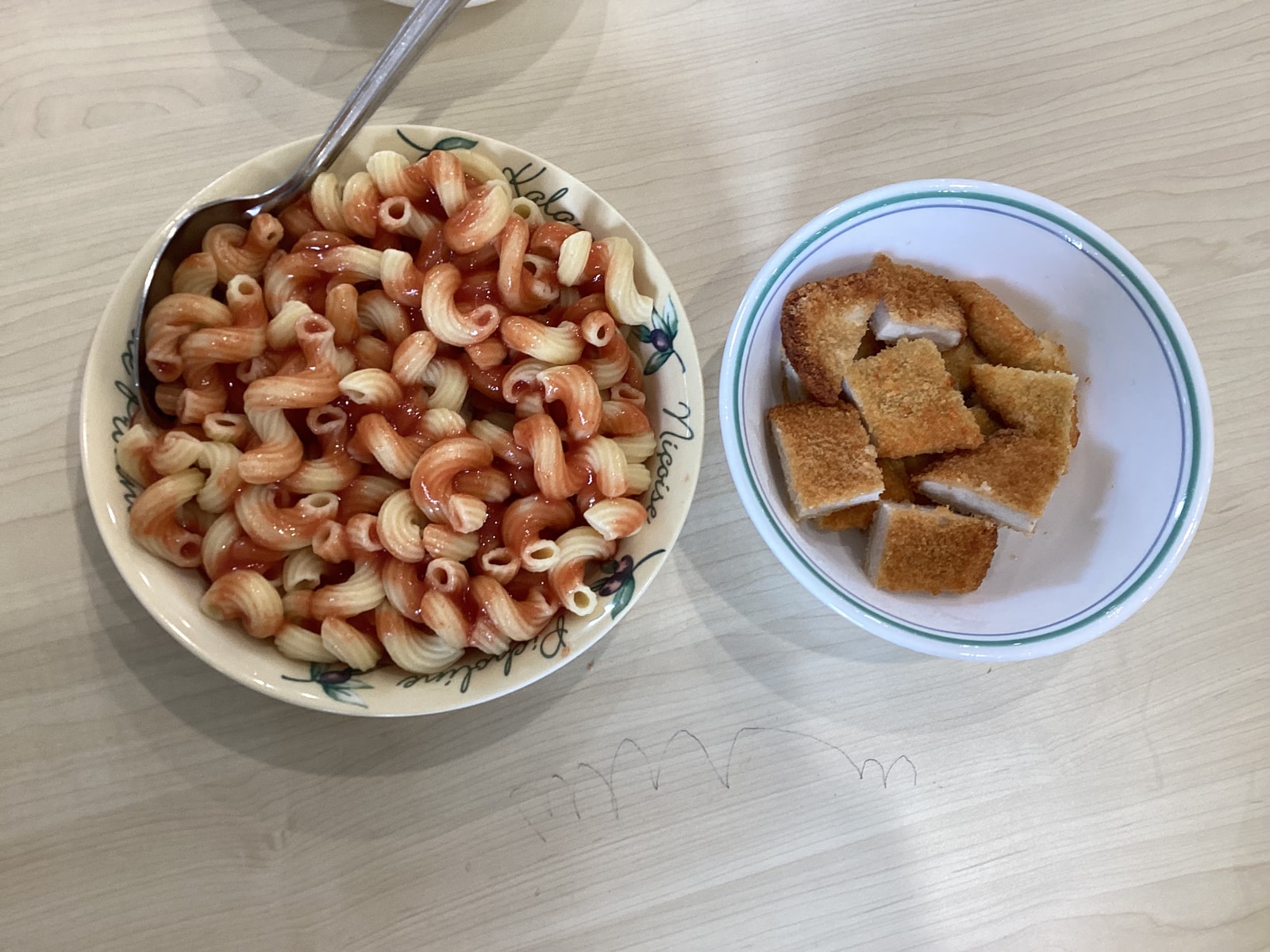 Tomato pasta with crumbed fish pieces